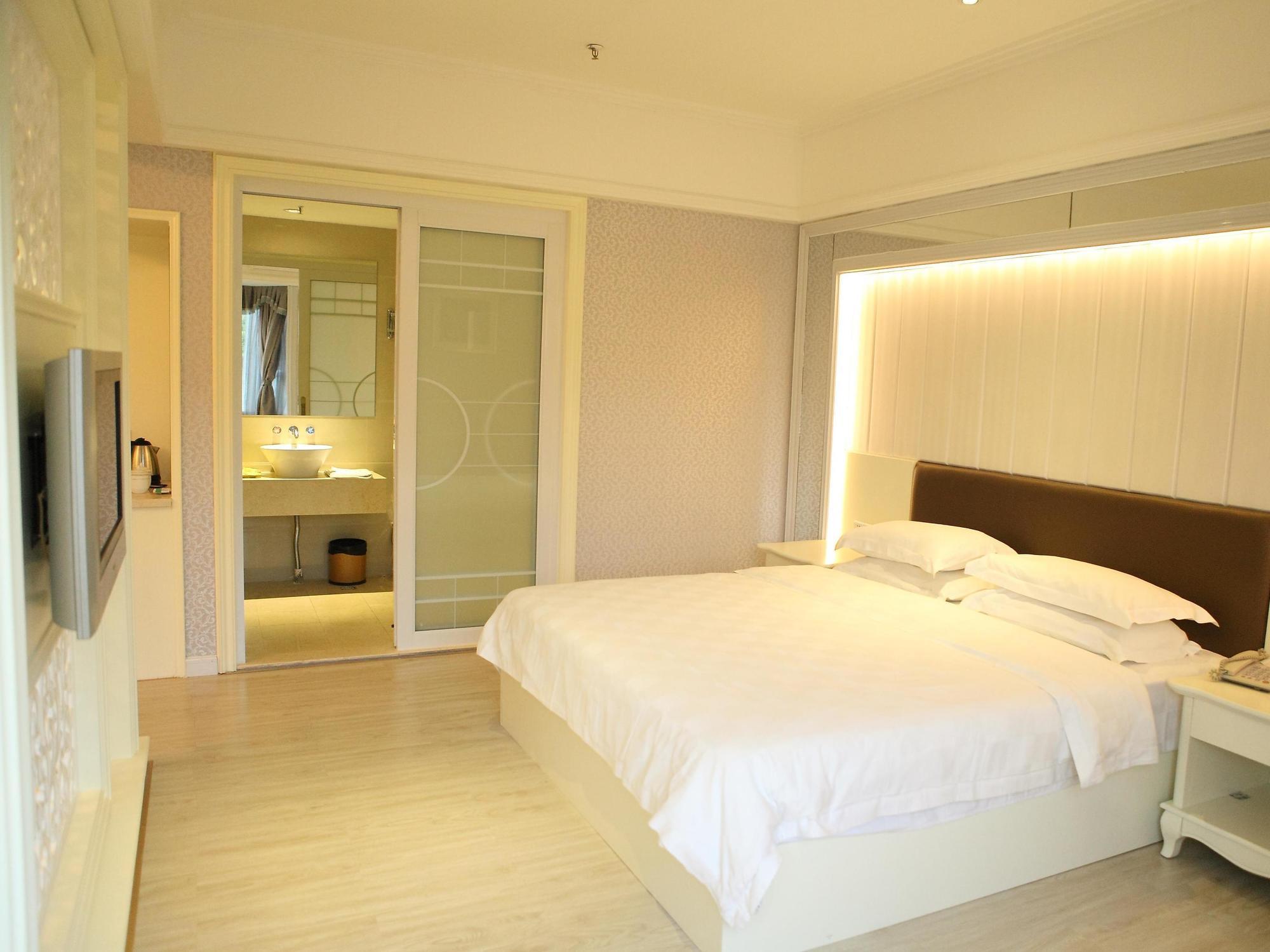 Bluesky Hotel Гуанчжоу Экстерьер фото