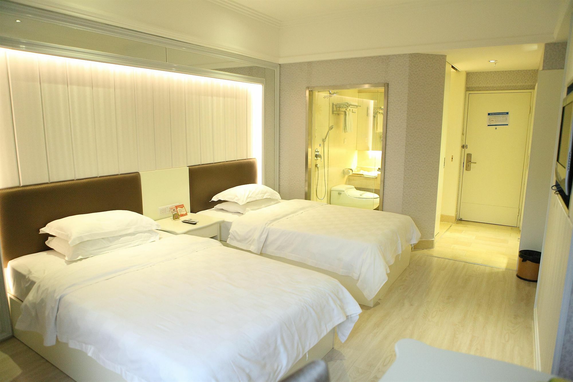 Bluesky Hotel Гуанчжоу Экстерьер фото