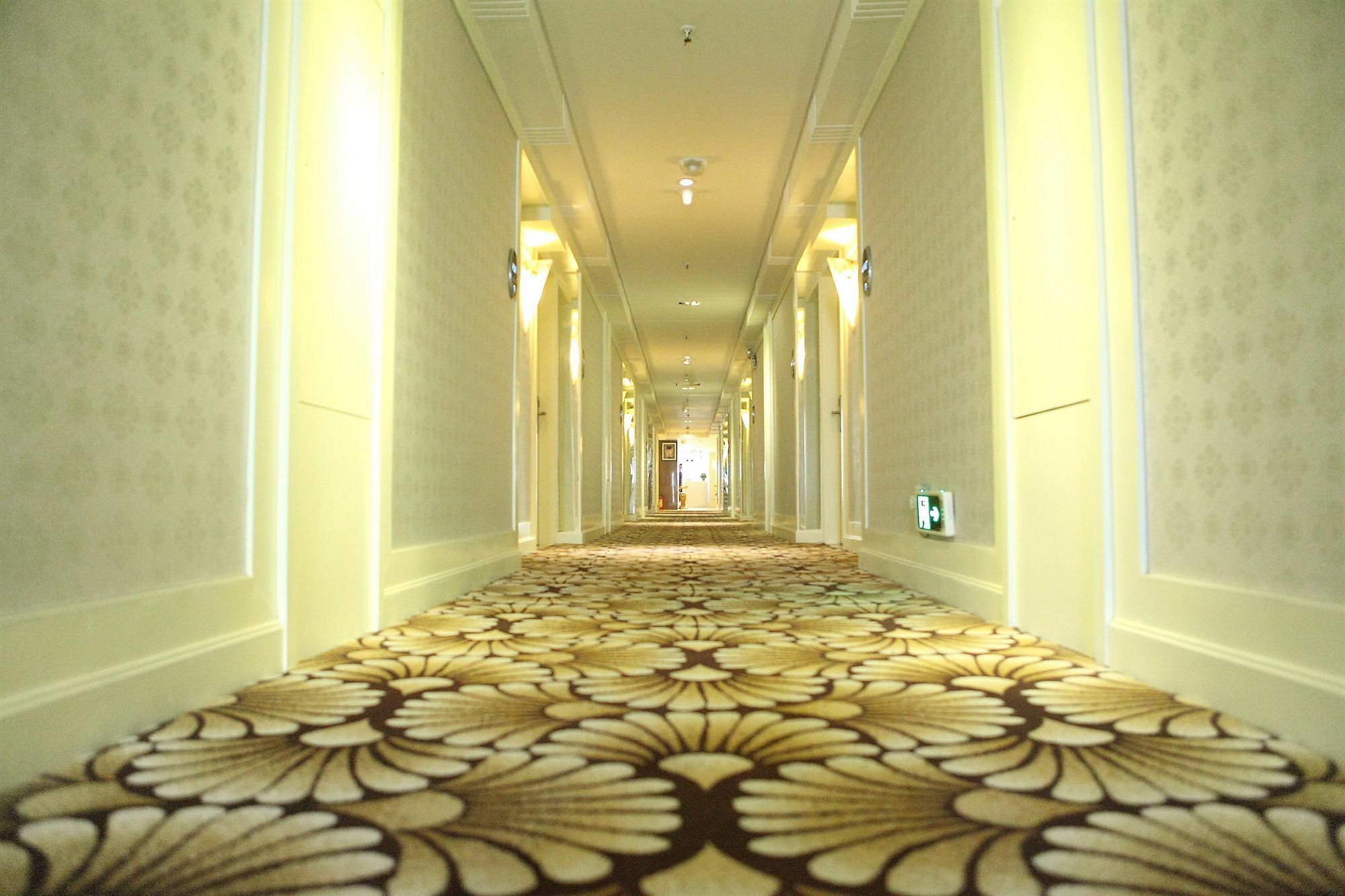 Bluesky Hotel Гуанчжоу Экстерьер фото
