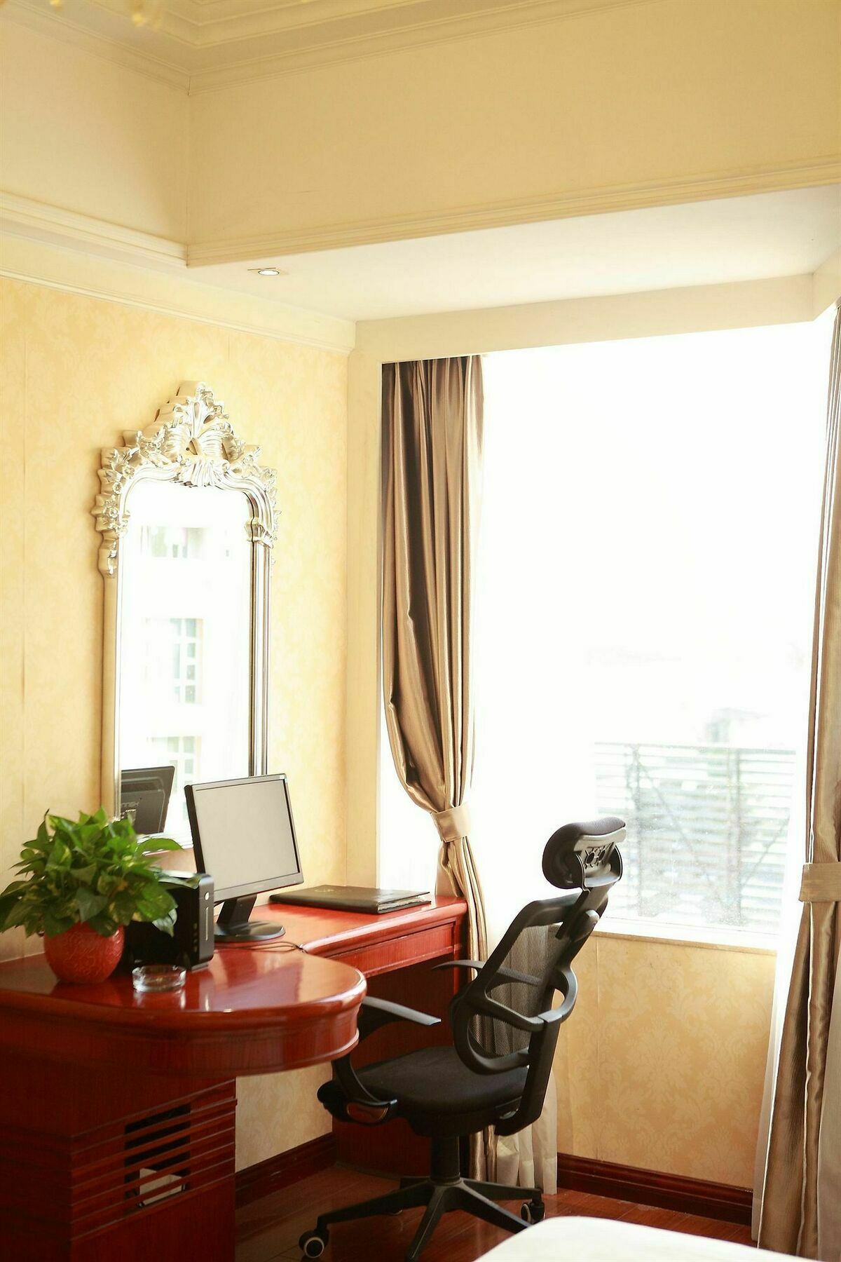 Bluesky Hotel Гуанчжоу Экстерьер фото