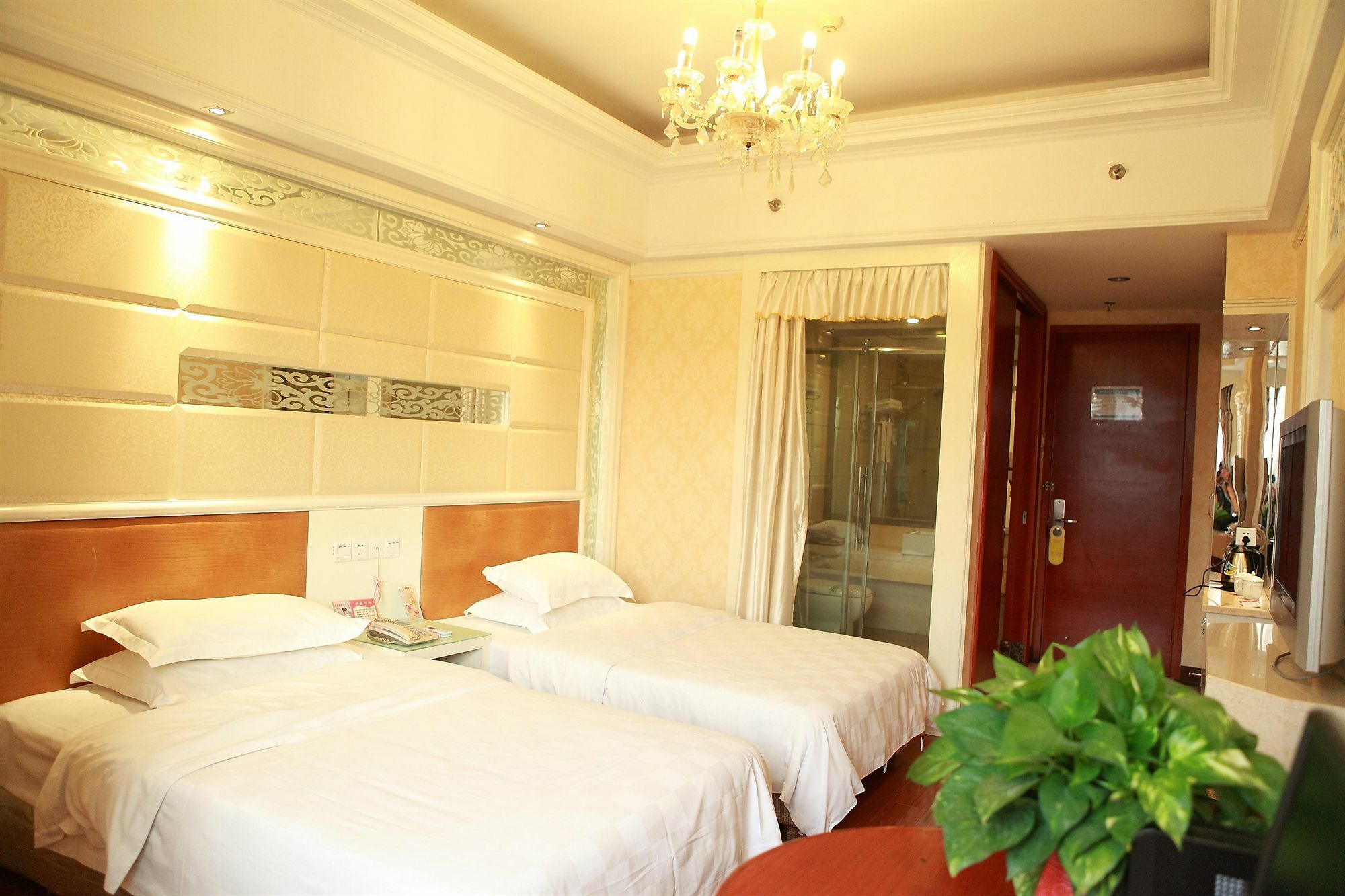 Bluesky Hotel Гуанчжоу Экстерьер фото