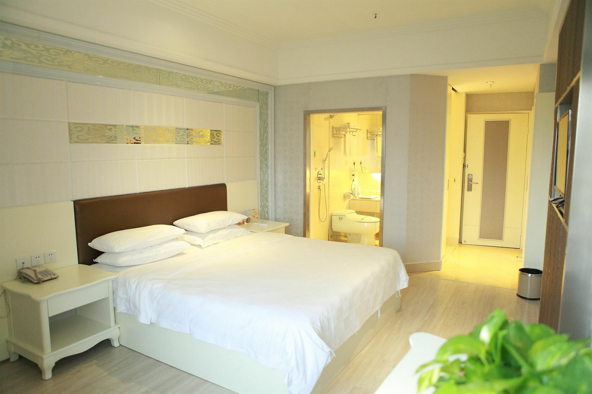 Bluesky Hotel Гуанчжоу Экстерьер фото